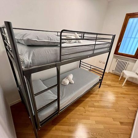Ferienwohnung Beija Flor-Trilocale Piazza Garibaldi N18 Desenzano del Garda Exterior foto